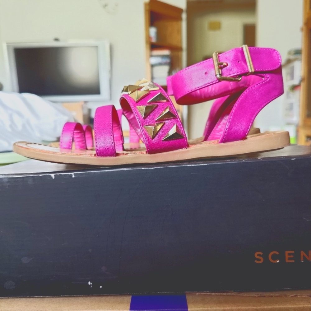 Magenta size 8.5 sandals - Scene by Shoedazzle